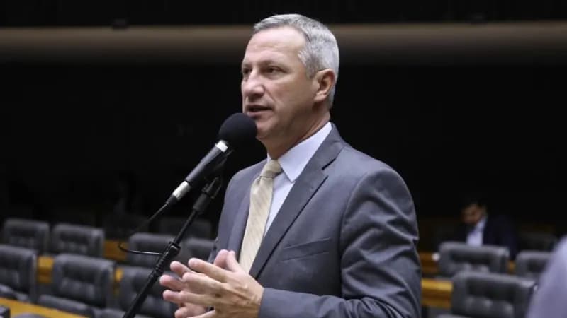 Deputado questiona suposto superfaturamento em licitação pública