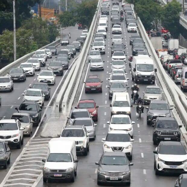 Rodovia dos Imigrantes tem tráfego lento no sentido capital paulista