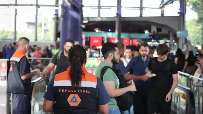 Defesa Civil do Estado faz ação de conscientização sobre riscos causados por temporais em estação de metrô de SP