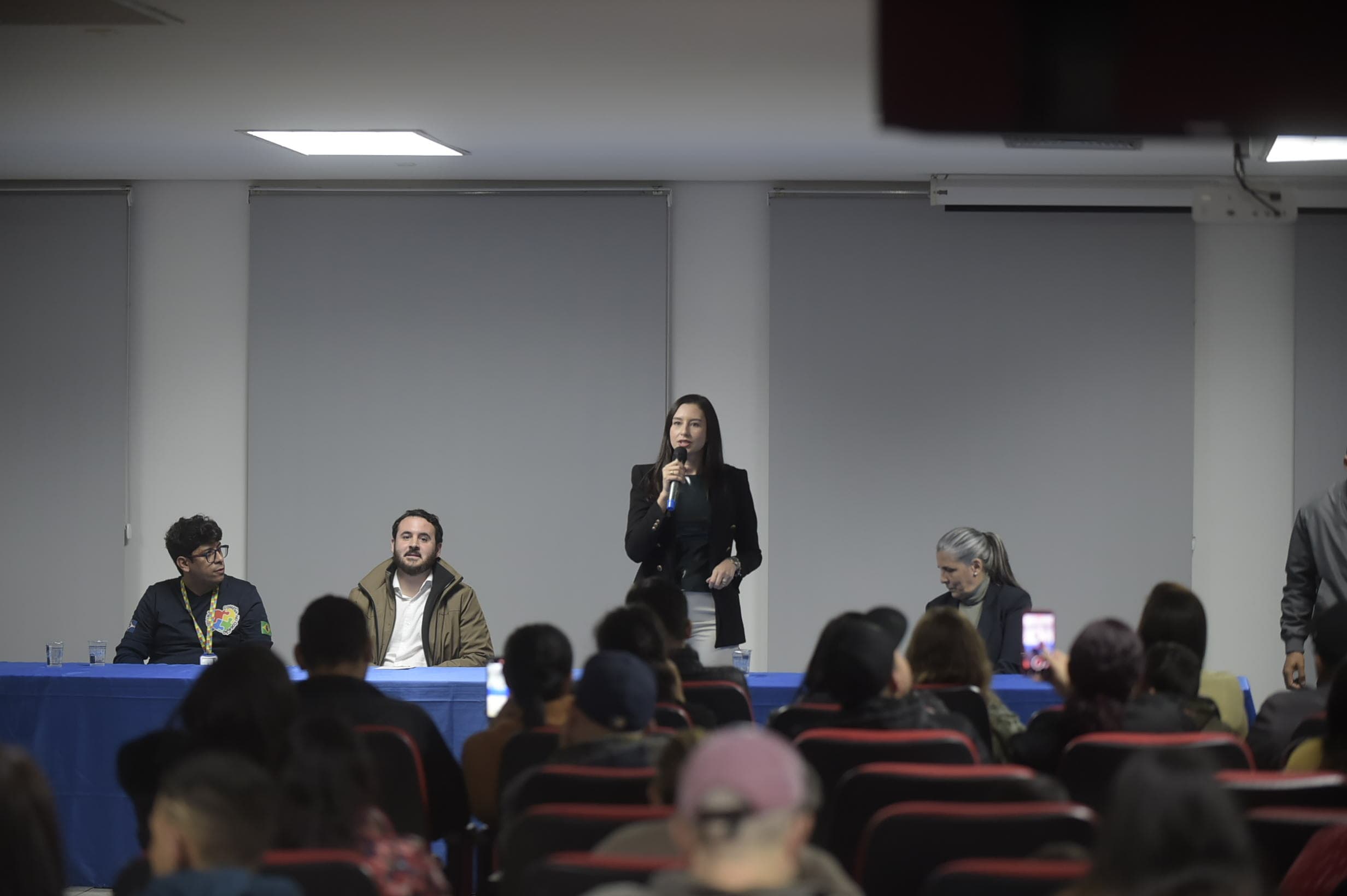 Prefeitura entrega ingressos a crianças PCD para passeio gratuito ao Parque da Mônica