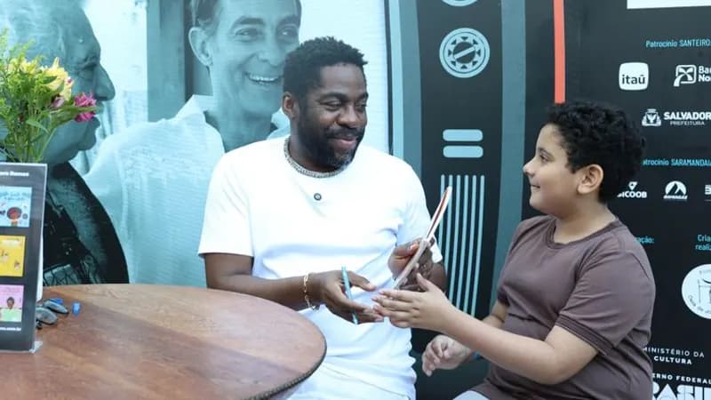 Jovens e crianças se juntam na Flipelô para conversar com Lázaro Ramos