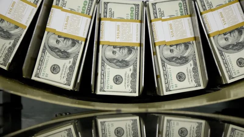 Dólar oscila e fecha estável após expectativa por posse de Trump
