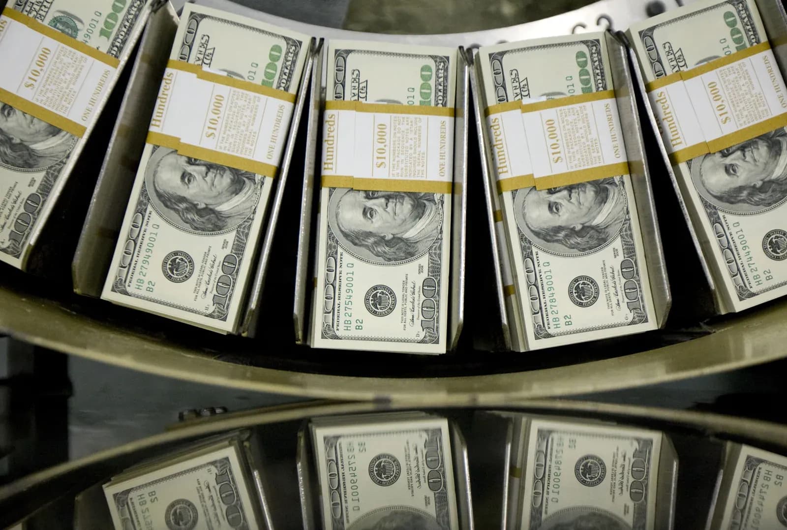 Dólar oscila e fecha estável após expectativa por posse de Trump