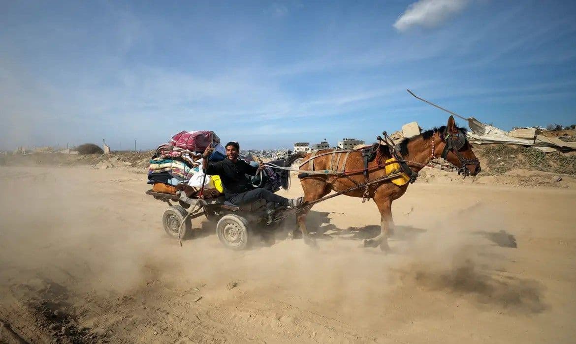 Israel solta 90 palestinos após libertação de três reféns do Hamas