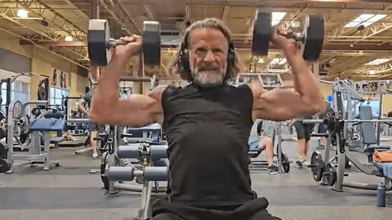 MUDANÇA DE VIDA APÓS OS 50: Dr. das celebridades revela rotina noturna que faz se sentir mais forte aos 50 anos do que aos 30
