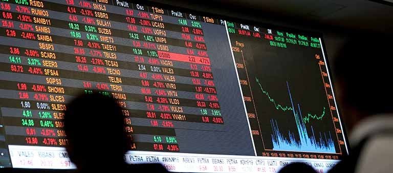 Ibovespa fecha em baixa; ações de Vale e Petrobras caem