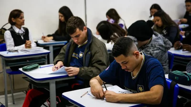 Governo de São Paulo define regras e orientações sobre o uso de celulares nas escolas