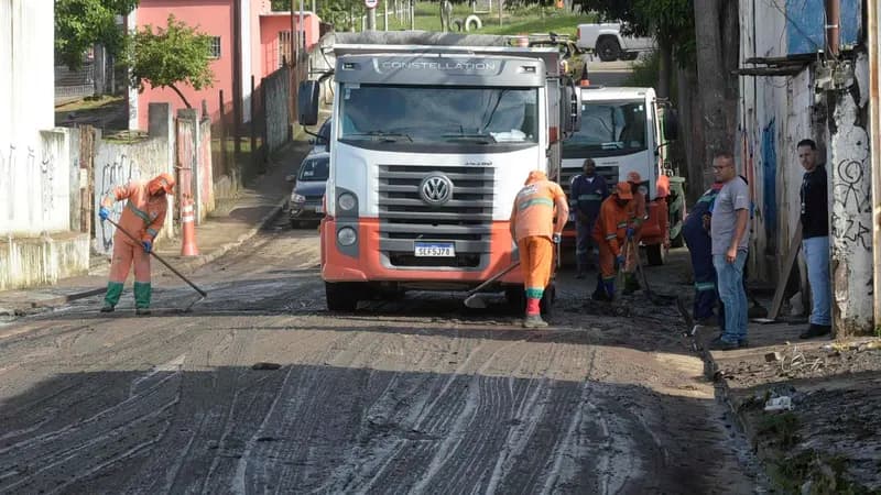 Força-tarefa tenta recuperar estragos da chuva em Guarulhos