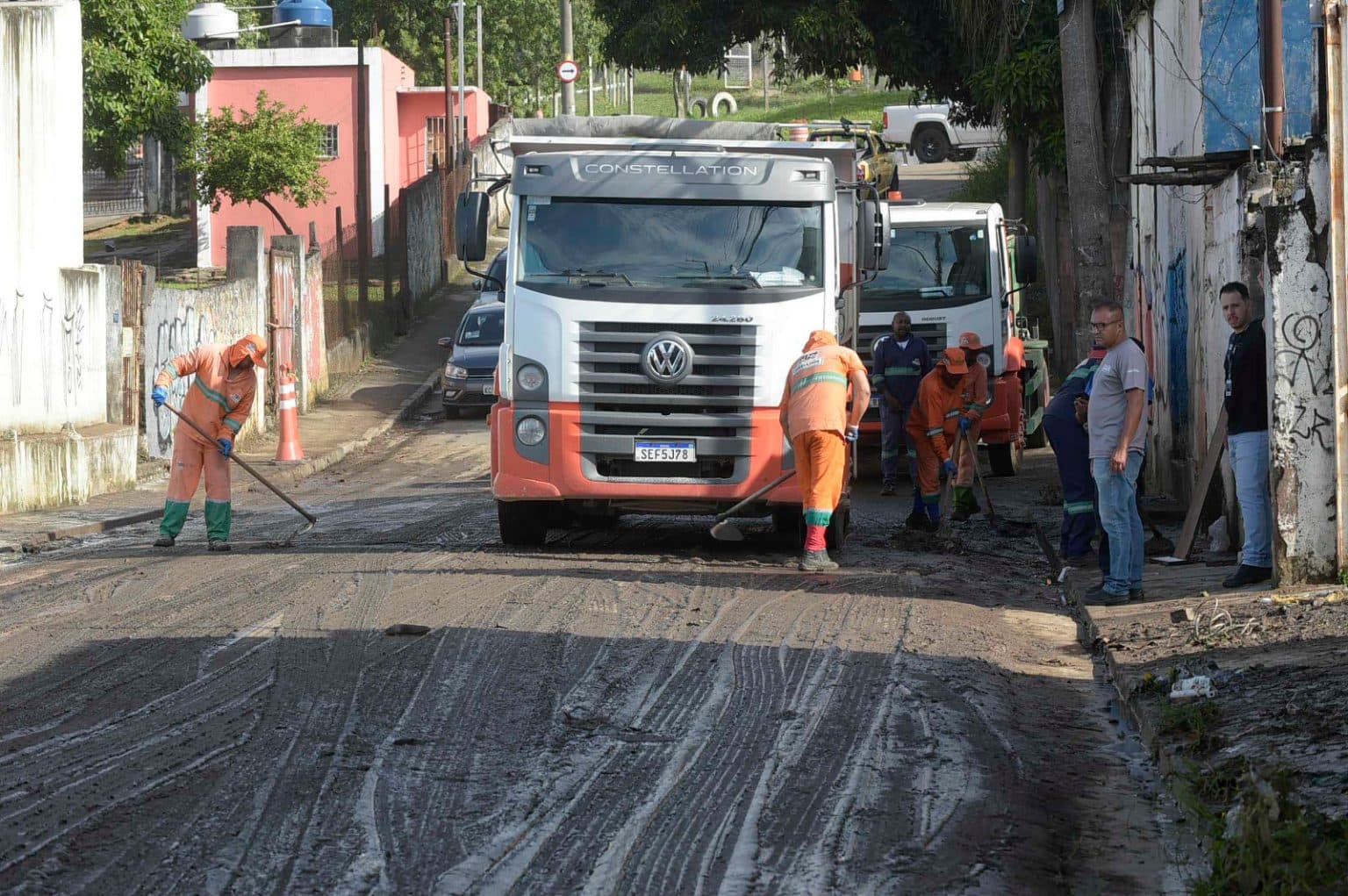 Força-tarefa tenta recuperar estragos da chuva em Guarulhos