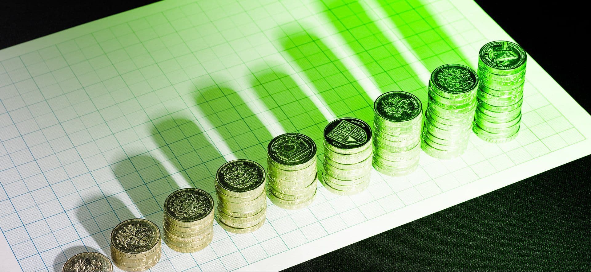Ibovespa fecha em leve baixa; dólar cai e petróleo sobe