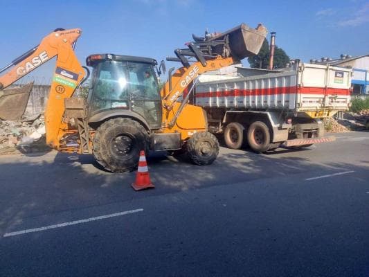 Prefeitura retira entulho, limpa bocas de lobo e realiza roçagem na região de Cumbica
