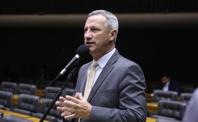 Deputado questiona suposto superfaturamento em licitação pública