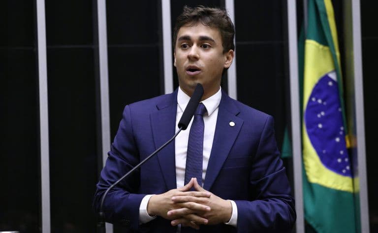 Projeto agrava pena para ato obsceno se praticado em escolas e universidades públicas