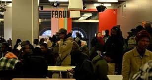 Teatro parisiense invadido: 300 imigrantes africanos desafiam autoridades