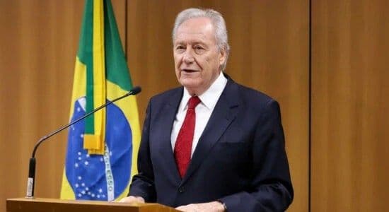 Sigilo Total: Lewandowski Esconde Cartão de Vacinação!