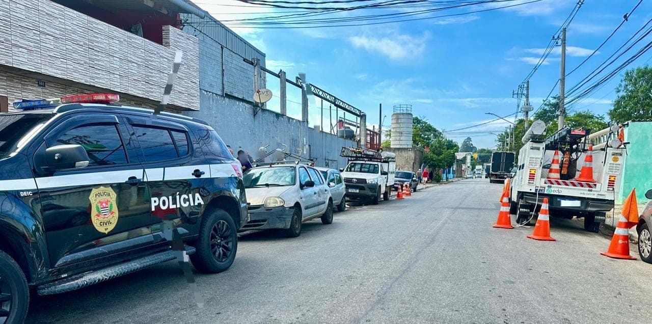 Operação descobre ‘gato’ de energia em fábrica de pisos de borracha no Presidente Dutra, em Guarulhos