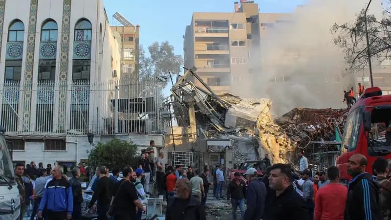 Israel bombardeia Síria, que pede a israelenses que deixem o país