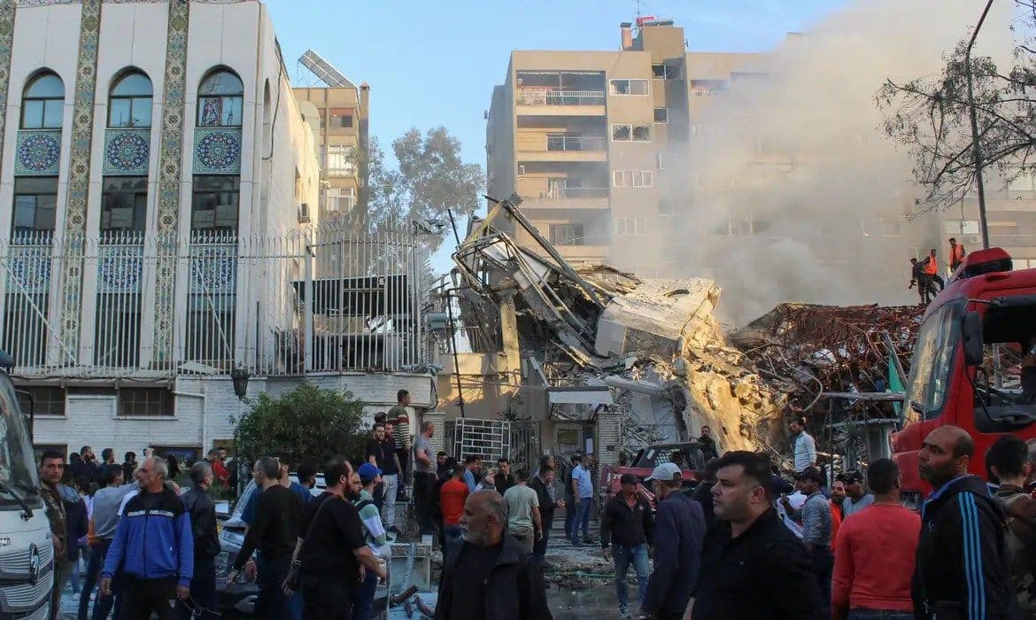 Israel bombardeia Síria, que pede a israelenses que deixem o país