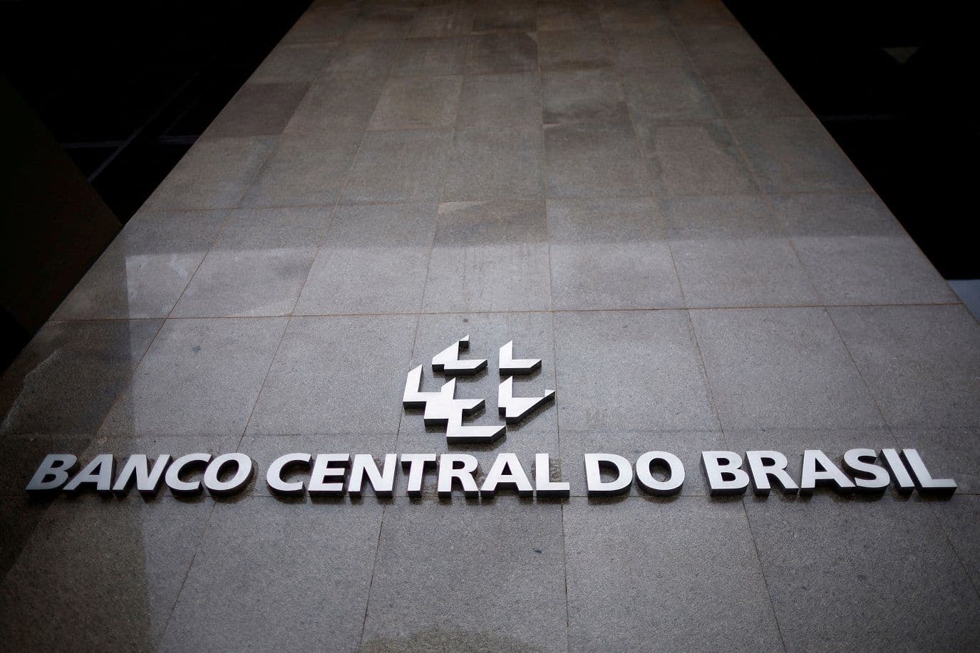 Dívida Pública Surpreende: Queda Inesperada Revelada!