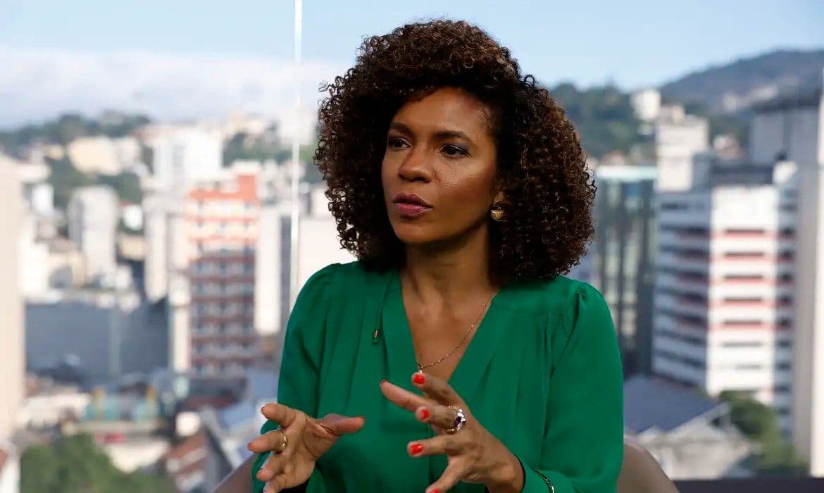 Luciana Barreto denuncia ataques racistas em delegacia especializada