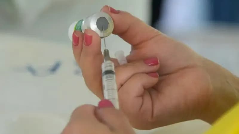 Covid-19: casos e mortes pela doença recuam mais de 12% na média móvel; influenza e VSR seguem em alta