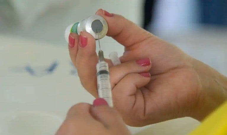 Covid-19: casos e mortes pela doença recuam mais de 12% na média móvel; influenza e VSR seguem em alta