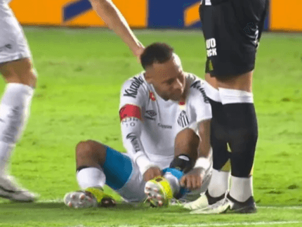 Neymar Preocupa Fãs ao Pedir Substituição em Jogo do Santos
