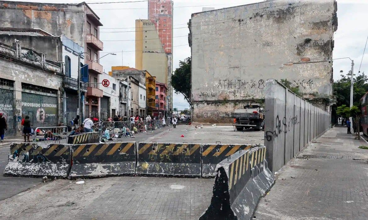 Moraes rejeita ação do PSOL contra muro na Cracolândia em São Paulo