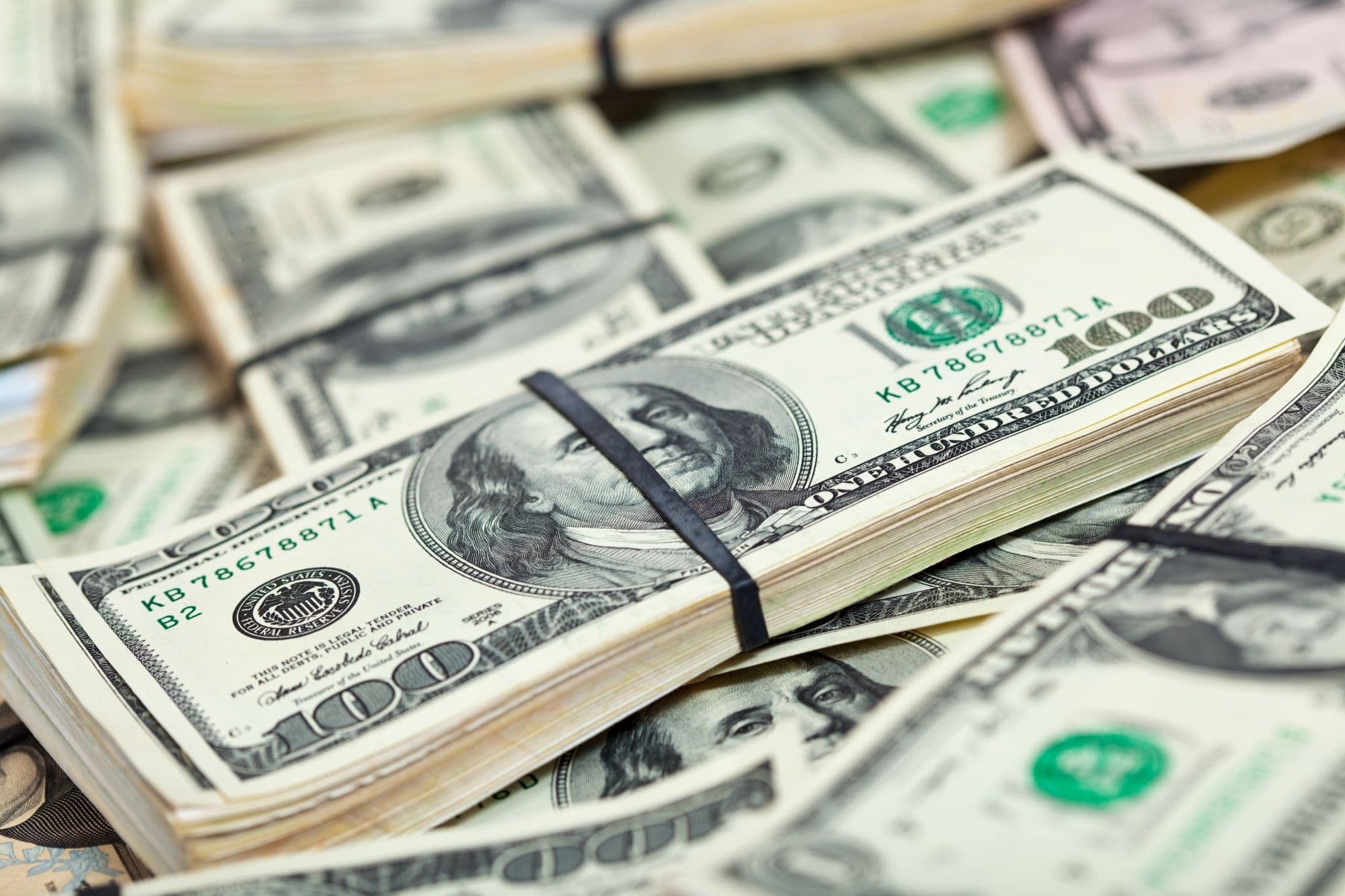 Dólar sobe com alívio na política comercial dos EUA