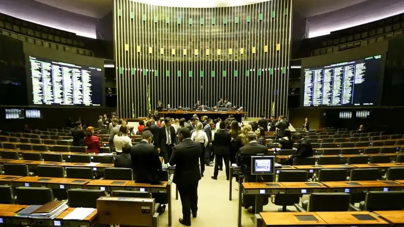 Projeto que aumenta número de deputados para 531 tem urgência aprovada