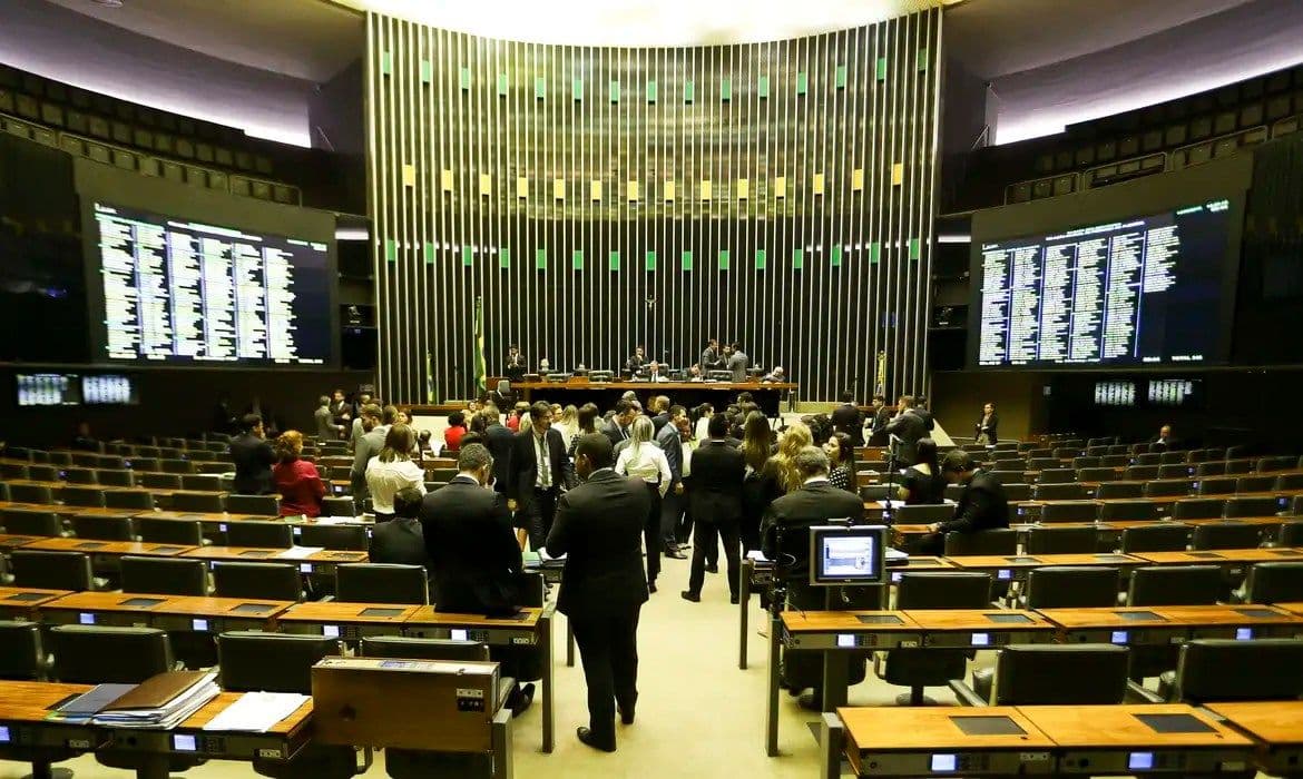 Projeto que aumenta número de deputados para 531 tem urgência aprovada