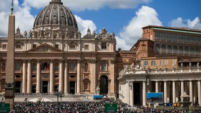 Vaticano registra fumaça branca; novo papa é eleito