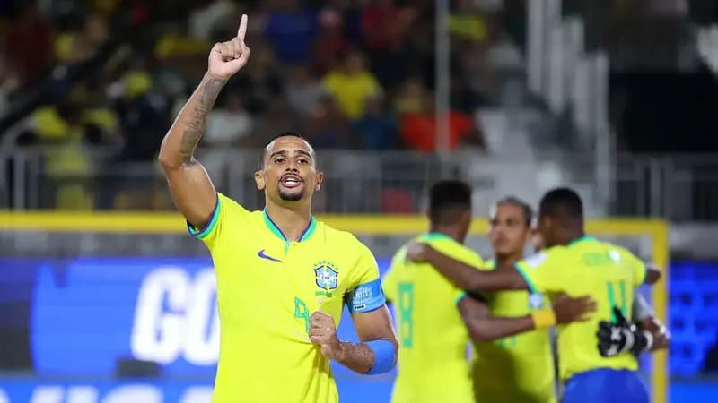 Brasil goleia Espanha e avança à semi do Mundial de futebol de areia