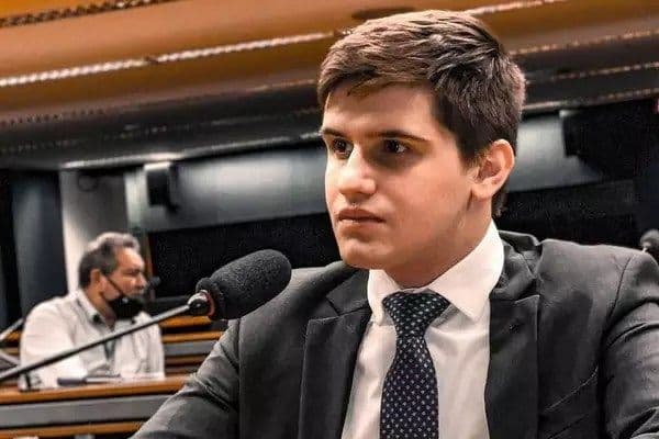 Guerra do Mototáxi: 99 desafia prefeito Ricardo Nunes em SP