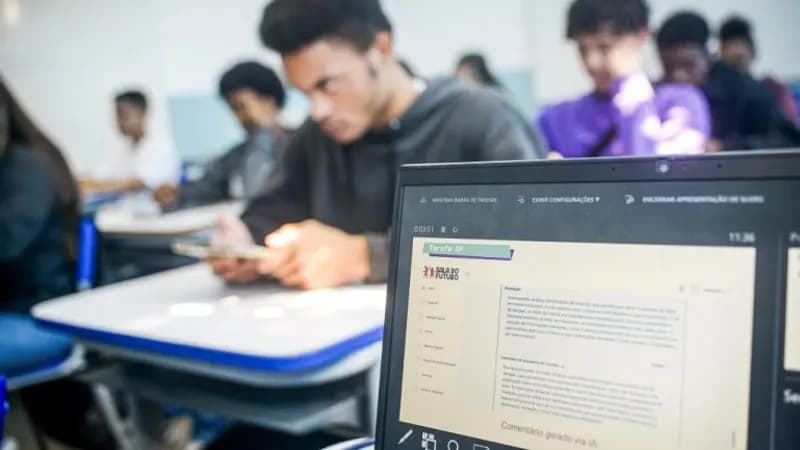 IA vai apoiar professores na correção de tarefas em SP