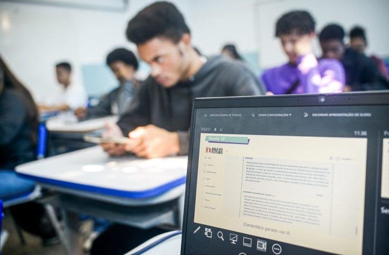 IA vai apoiar professores na correção de tarefas em SP
