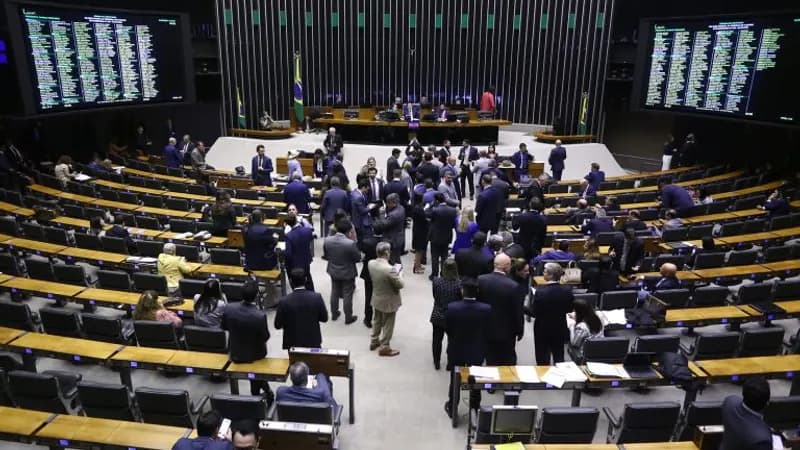 Câmara pode votar proposta que reorganiza carreiras do Executivo