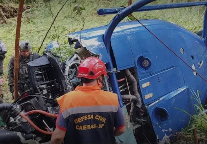Helicóptero cai na Grande SP e duas pessoas morrem; uma criança e o piloto são resgatados com vida