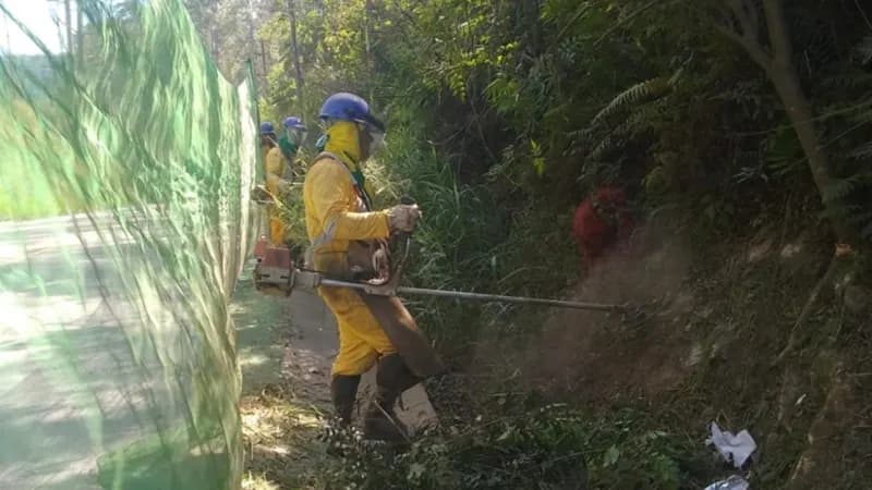 Prefeitura realiza limpeza de boca de lobo na Marginal Baquirivu