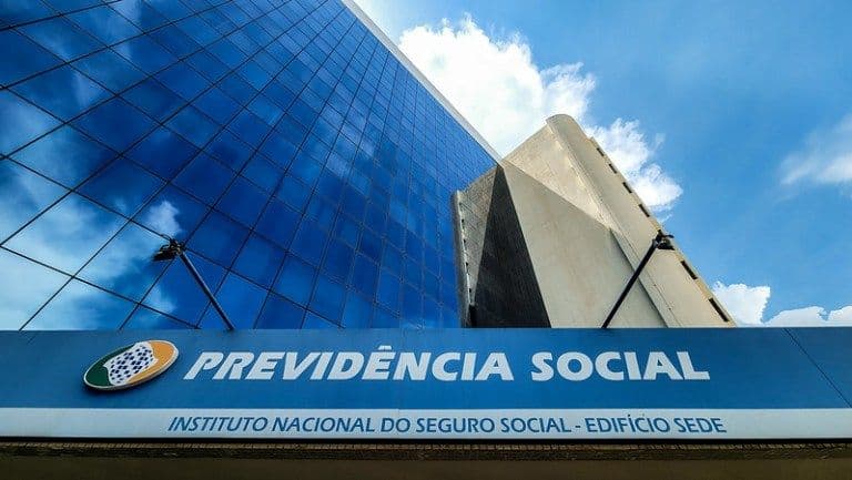 INSS Sob Pressão: Filas Recordes Abalam Orçamento!