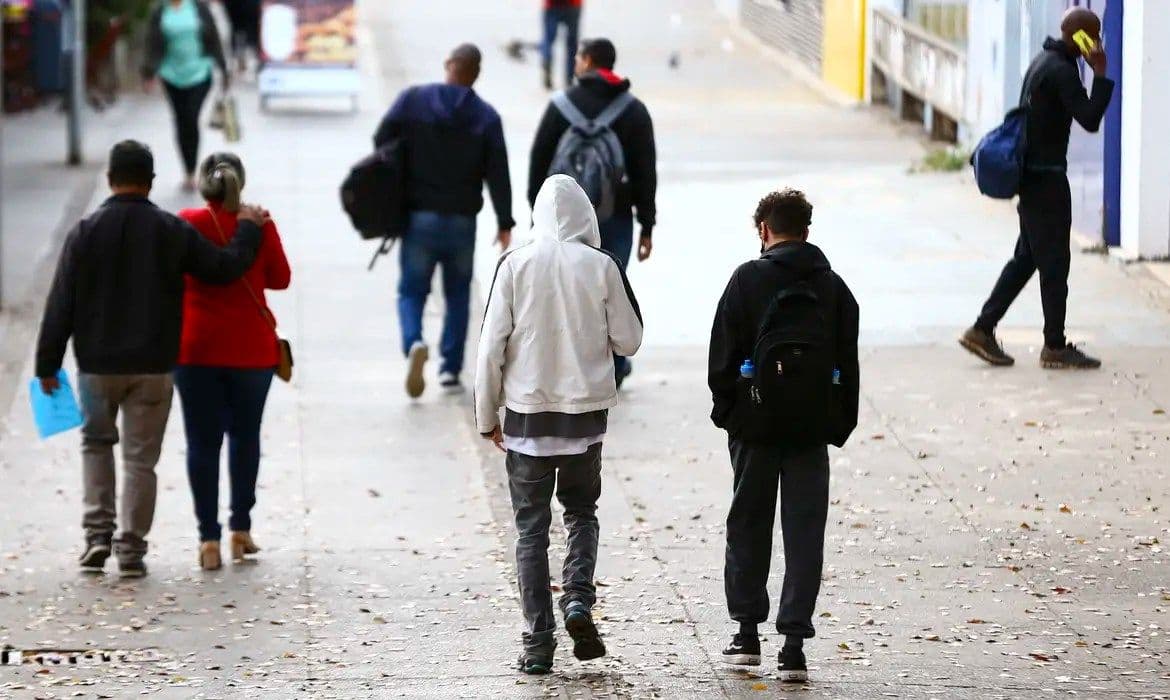 Frente fria deve derrubar temperaturas a partir desta terça-feira