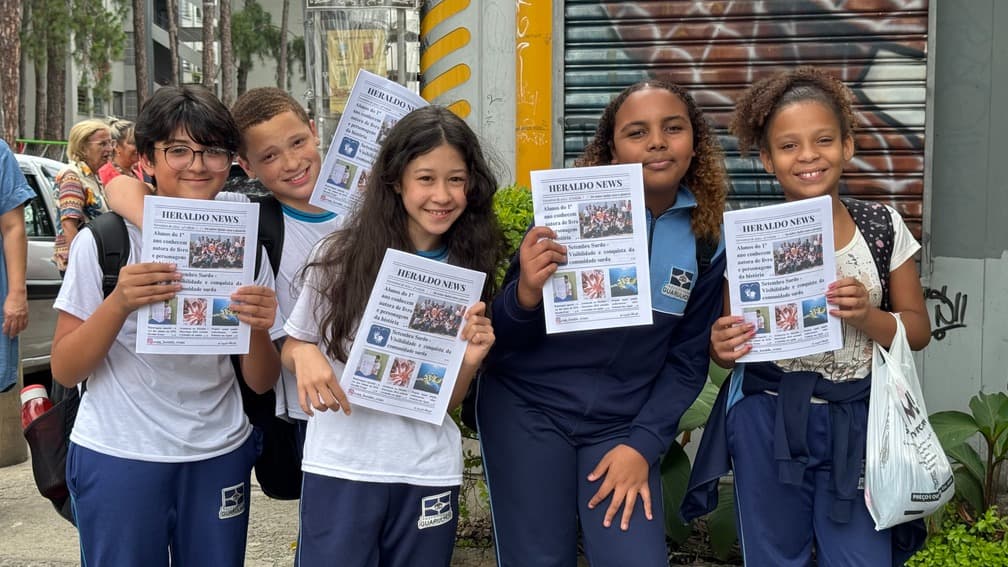 Alunos do ensino fundamental distribuem jornal estudantil no Jardim Tranquilidade