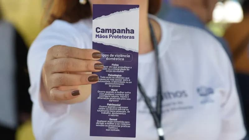 Prefeitura promove campanha de combate à violência contra a mulher no Shopping Maia