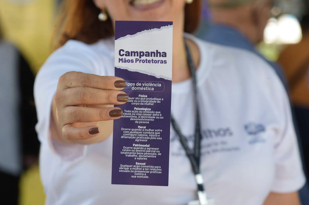 Prefeitura promove campanha de combate à violência contra a mulher no Shopping Maia