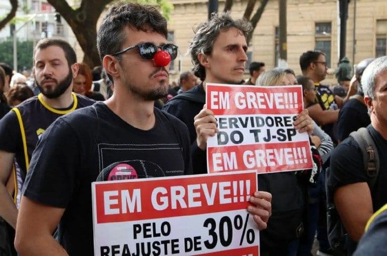 Servidores da Justiça de SP suspendem greve