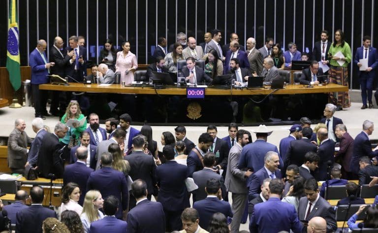 Câmara pode retomar nesta quinta-feira votação de projeto sobre formação de motoristas de baixa renda