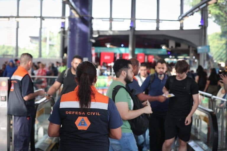 Defesa Civil do Estado faz ação de conscientização sobre riscos causados por temporais em estação de metrô de SP