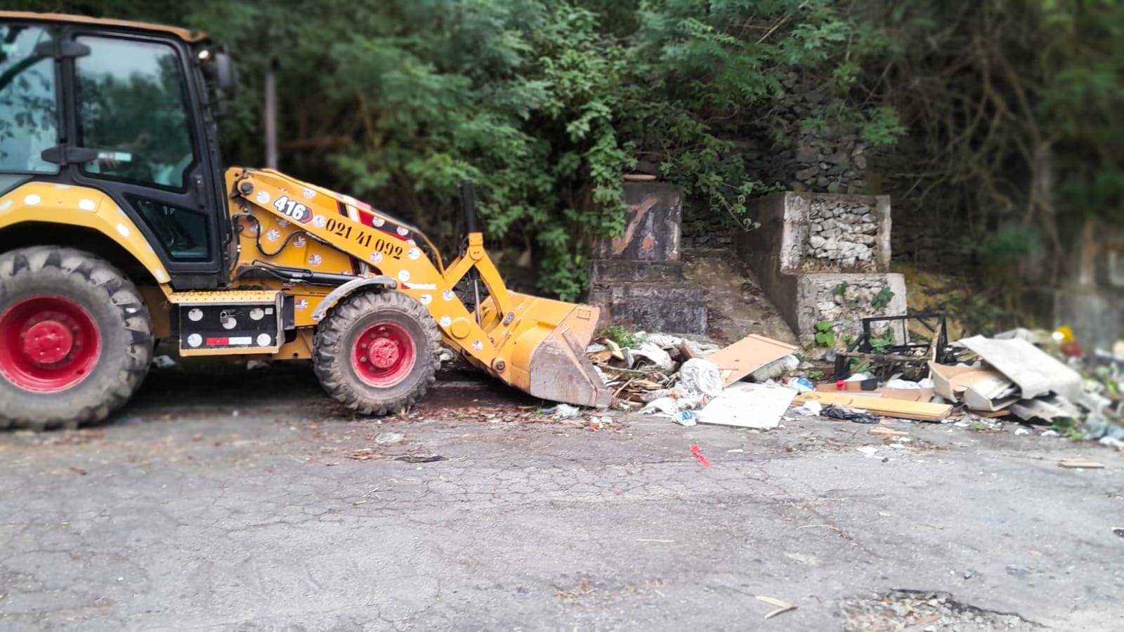 Prefeitura remove descarte irregular em via do Parque Continental