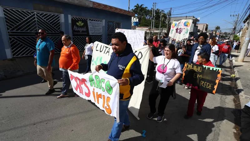 Caminhada em Defesa da Luta Antimanicomial reúne centenas de pessoas em Guarulhos