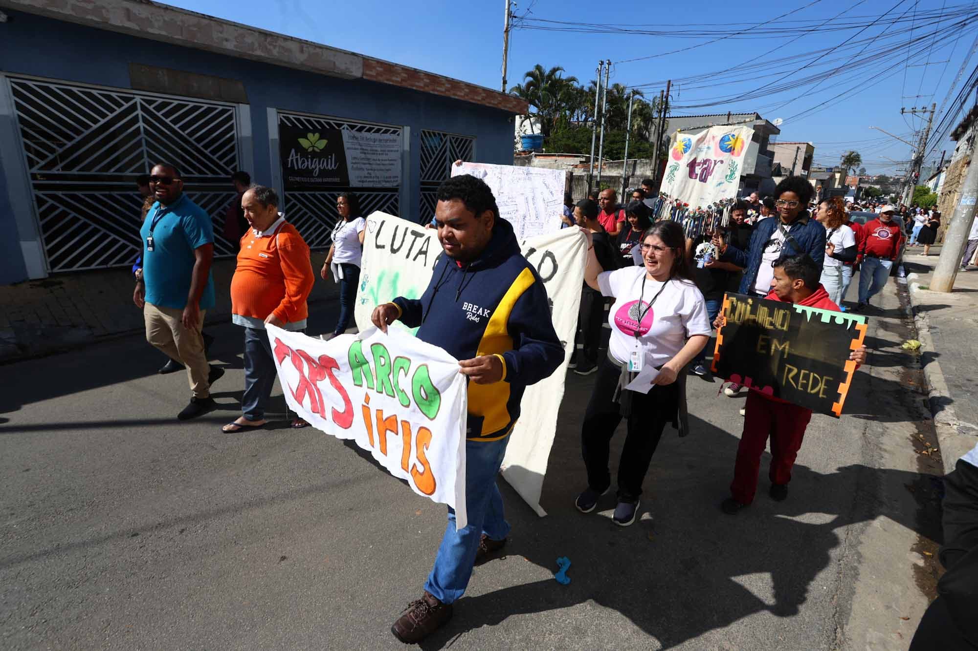 Caminhada em Defesa da Luta Antimanicomial reúne centenas de pessoas em Guarulhos